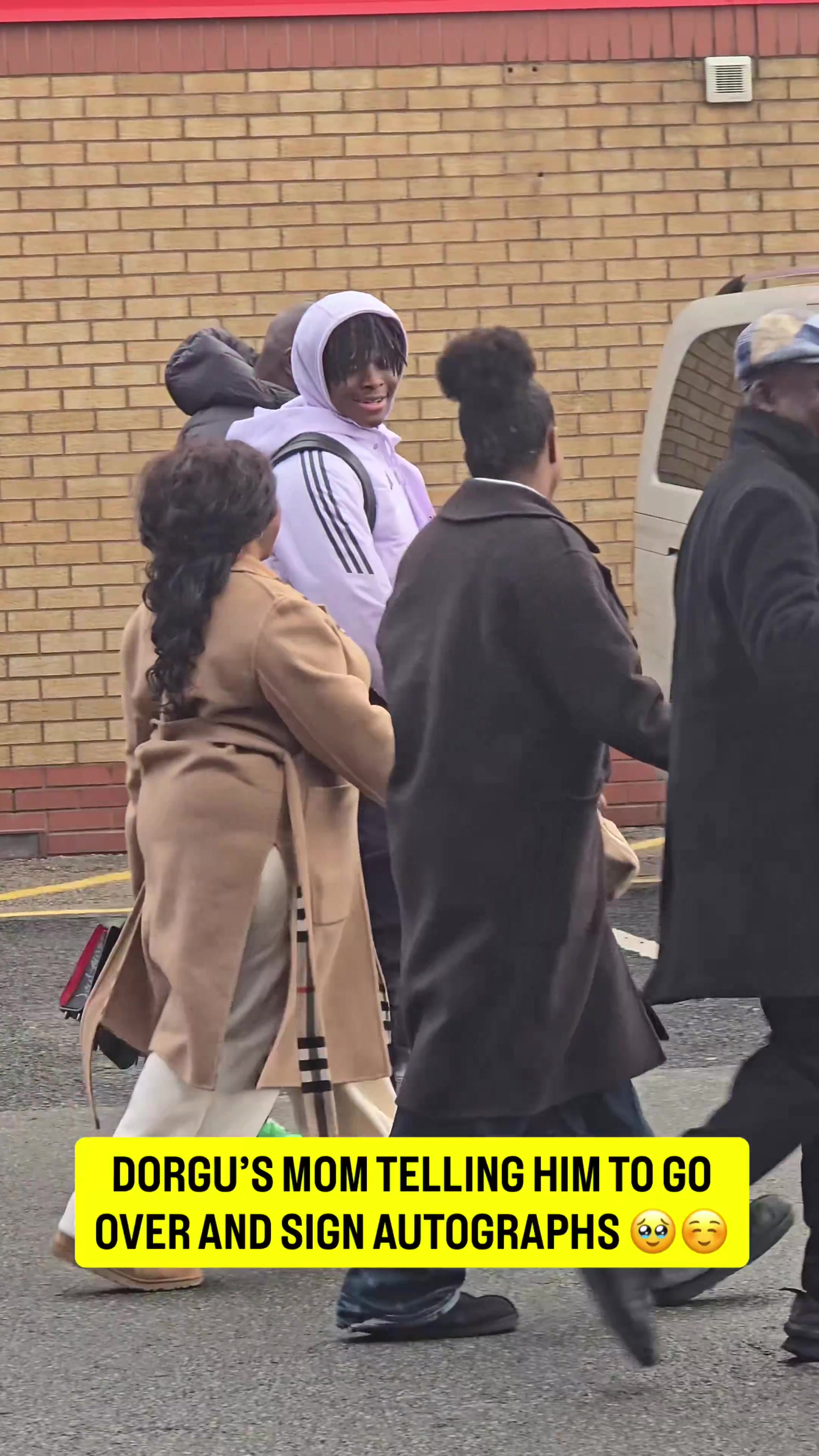 开云app-听妈妈的话！在母亲的要求下，多尔古为球迷签名