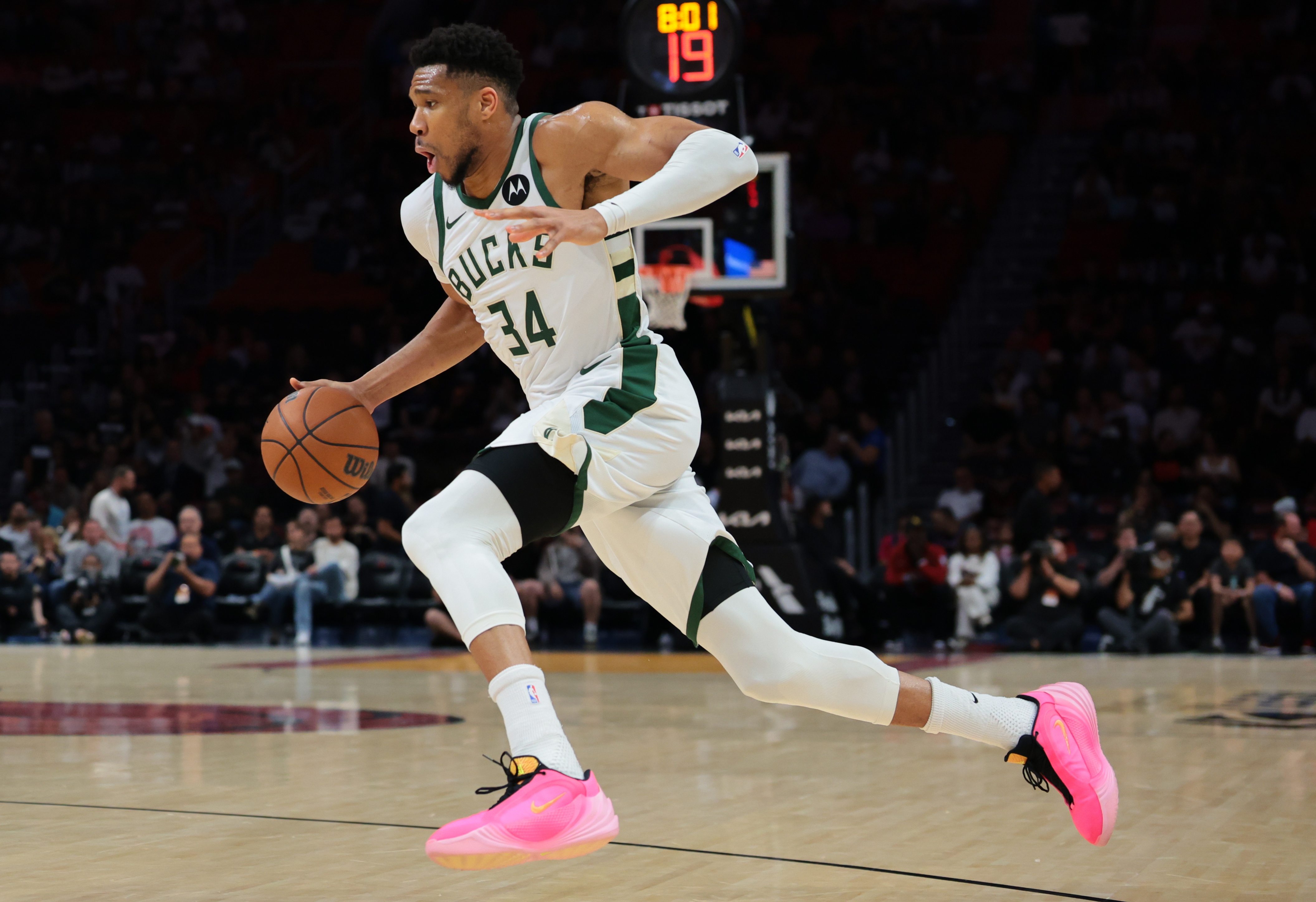 开云体育下载APP-字母哥常规赛160次至少轰30分10板5助 超越大O独占历史第一！